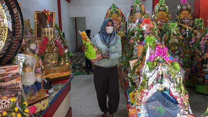 Pedagang menyusun parsel di tokonya di Jalan Tuanku Tambusai, Kamis (21/4/2022). Sebagian dari parsel ini dindingnya dihiasi dengan tulisan kaligrafi.