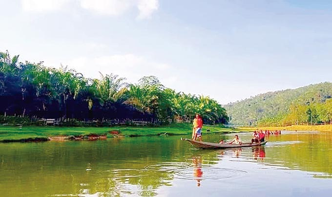 Masyarakat setempat terlihat menjala ikan di Lubuk Larangan, Desa Pangkalan Indarung, beberapa waktu lalu. Di sini masyarakat memiliki tradisi menangkap ikan bersama-sama sekali dalam setahun.