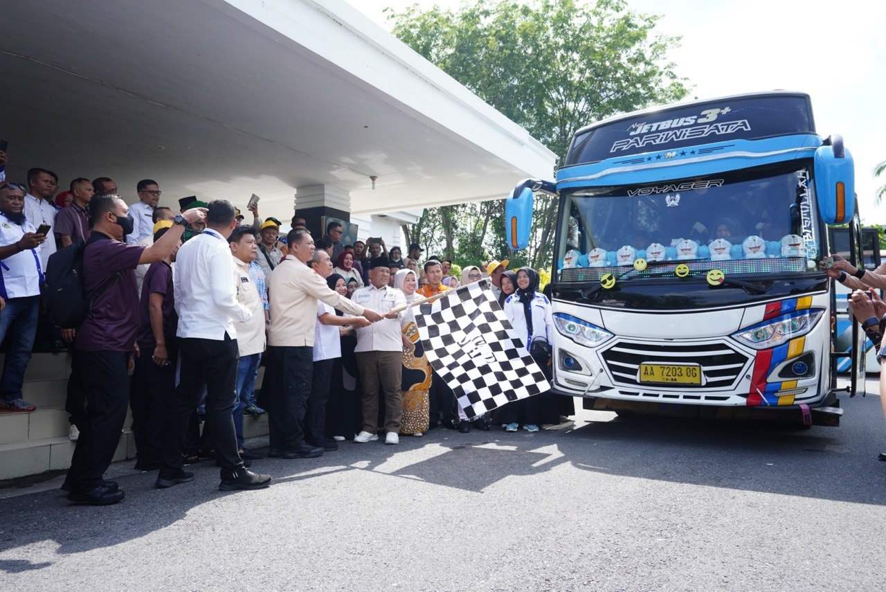 Gubri Syamsuar melepas kontingen penas petani nelayan XVII tahun 2023 di Kabupaten Kampar, Jumat (9/6/2023).