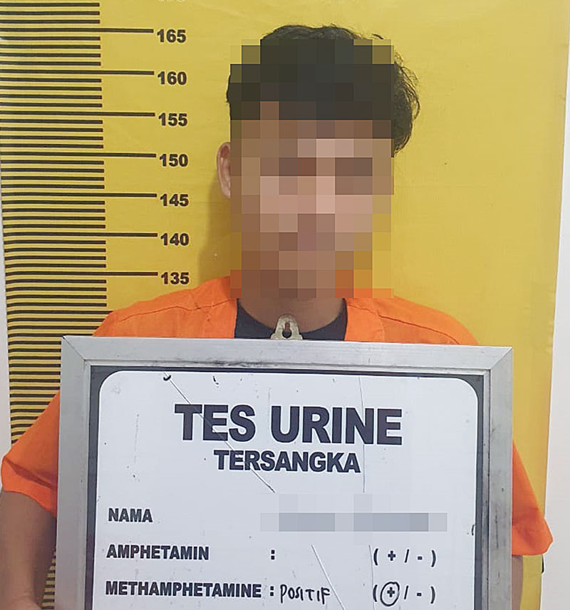 Tersangka pengedar sabu bersama barang bukti diamankan di Mapolres Bengkalis, Senin (27/11/2023).