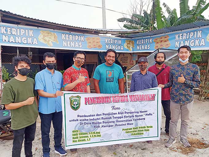 Dosen Prodi Teknik Mesin UIR saat foto bersama dengan pelaku usaha keripik nenas di Rimbo Panjang, Ahad (14/3/2021).