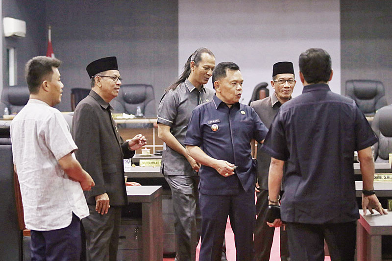 Plt Bupati Kepulauan Meranti H Asmar berbincang bersama sejumlah anggota legislatif usai rapat di Gedung DPRD, Rabu (27/9/2023) malam.