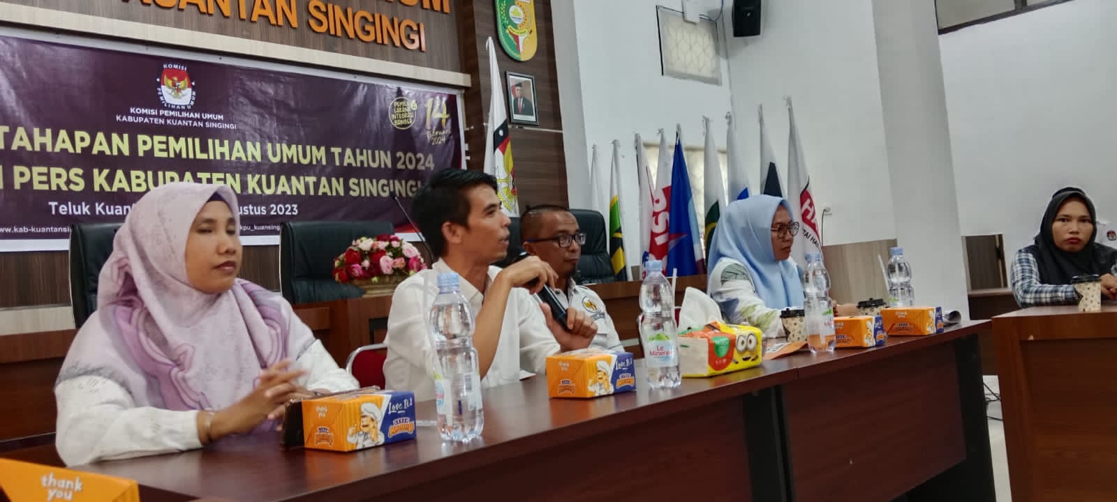 Ketua KPU Kuansing Irwan Yuhendi bersama anggota menyosialisasikan tahapan Pemilu 2024 pada awak media, Senin (21/8/2023).