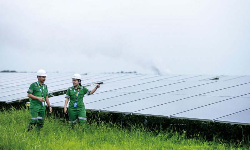 Tim dari APRIL Grup mengecek panel surya yang menjadi solusi untuk menuju net zero emission, dengan mengurangi penggunaan bahan bakar fosil dan memberi sumbangan positif terhadap upaya pengurangan emisi gas dan polusi udara, Ahad (29/10/2023).