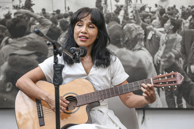 Ayu Utami menyanyikan lagu Asmara Terpendam saat peluncuran buku Membaca Goenawan Mohamad di Komunitas Utan Kayu, Jakarta, Kamis (29/12/2022).