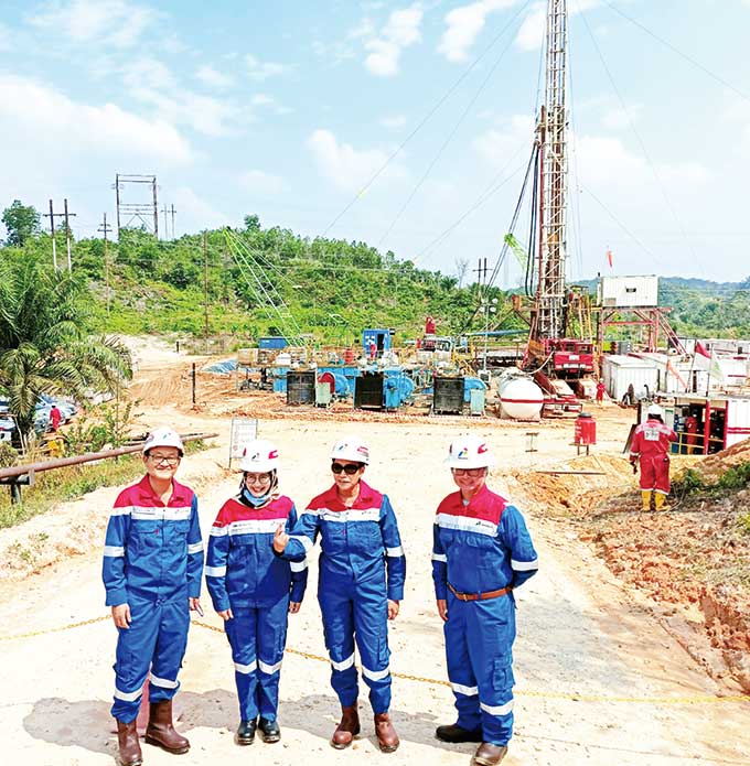 Menteri Keuangan RI Sri Mulyani (tiga kiri) berfoto bersama Dirut PT Pertamina Hulu Energi (PHE) Subholding Upstream Budiman Parhusip (kiri), Direktur Keuangan PT Pertamina (Persero) Emma Sri Martini (dua kanan), dan Dirut PT Pertamina Hulu Rokan Jaffee A