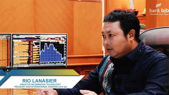 Direktur Information Technology, Treasury & International Banking Bank BJB Rio Lanasier memantau perkembangan saham, baru-baru ini.
