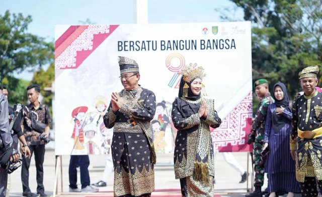 Bupati Inhil HM Wardan dan istri Hj Zulaikhah saat menghadiri peringatan Hari Sumpah Pemuda 2022 di Tembilahan, Inhil.