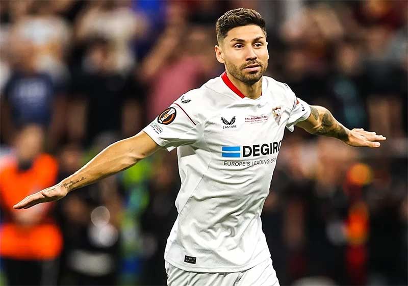 Gonzalo Montiel ketika sukses menjadi algojo penalti penentu juara Sevilla FC di Liga Europa dan Argentina di Piala Dunia 2022.