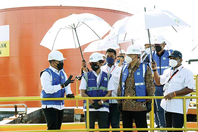 CEO PTPN V Jatmiko Santosa (kiri) menjelaskan PTBg Cofiring yang diresmikan Wamen I BUMN Pahala Nugraha Mansury di pabrik kelapa sawit PTPN V Sungai Pagar, Kabupaten Kampar, Senin (29/11/2021). PTPN V menjadi perusahaan perkebunan negara yang mengelola PT