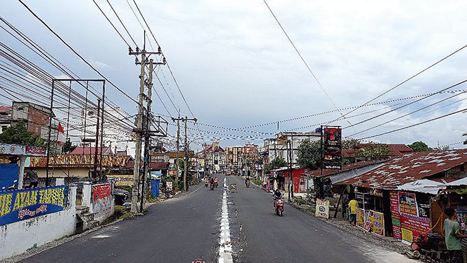Pembangunan Jalan Desa Harapan, Kelurahan Air Jamban yang hampir rampung, membuat suasana di sepanjang jalan itu semakin ramai, baru-baru ini.