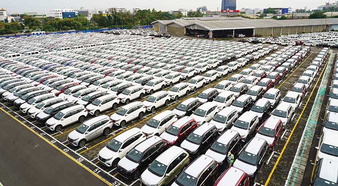 Unit Produksi Astra Daihatsu Motor berjejer dengan rapi di fasilitas logistik yang siap dikirim ke pelanggan, baru-baru ini.