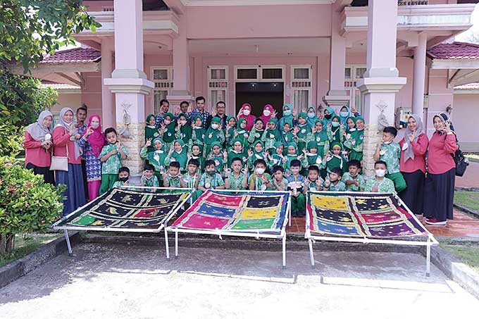 Wakil Ketua Dekranasda Kabupaten Siak Ananda Laila Putri foto bersama dengan para murid yang belajar membatik di Dekranasda Siak, Selasa (17/5/2022).