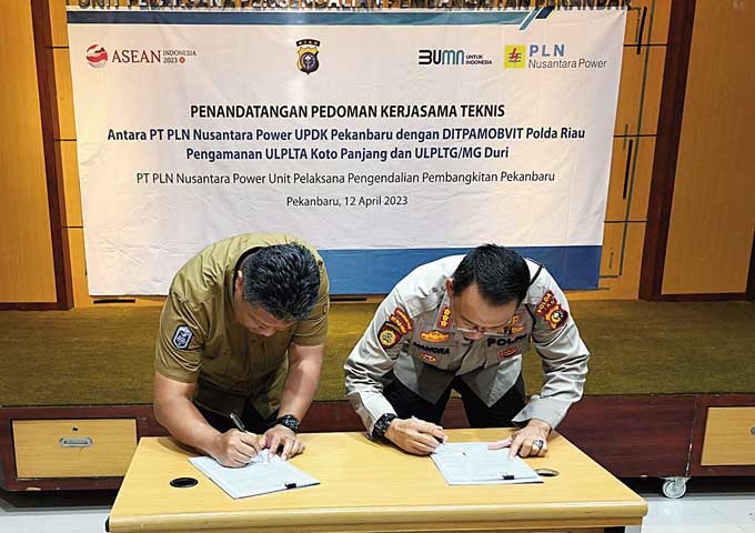 Manager UPDK Pekanbaru Yuskar Radianto (kiri) dan Dirpamobvit Polda Riau Kombespol Ahmad Mamora SIK menandatangani berkas pedoma kerja sama teknis (PKT), baru-baru ini.