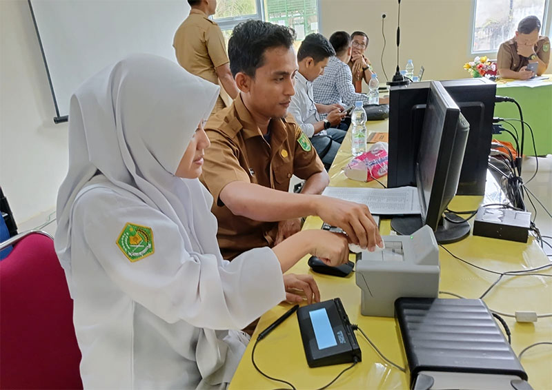 Petugas Disdukcapil Inhu tengah melakukan perekaman KTP-el kepada salah seorang siswa MAN 1 Inhu, Selasa (5/9/2023).