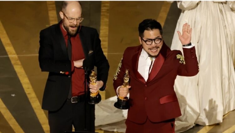 Daniel Scheinert dan Daniel Kwan. Film Everything Everywhere All at Once berjaya di ajang pemberian penghargaan Academy Awards ke-95.