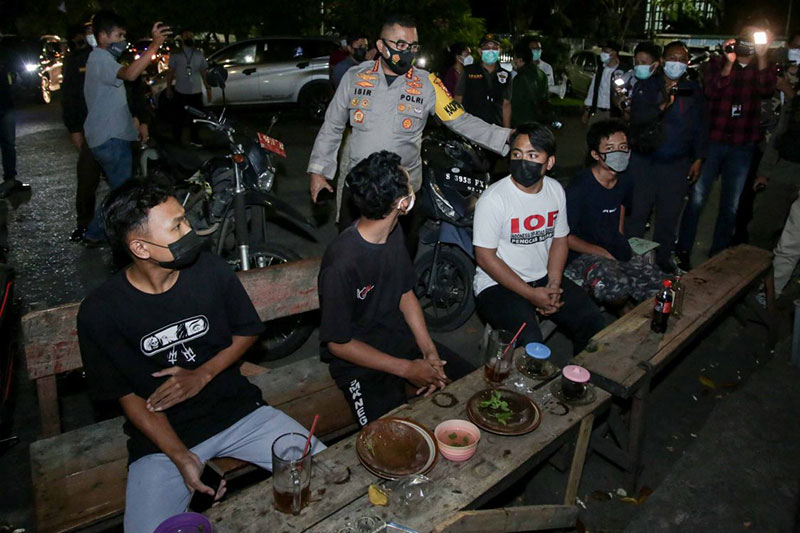 Wali Kota Surabaya Eri Cahyadi bersama dengan Kapolrestabes Surabaya Kombes Pol Isir menindak sekelompok pemuda yang sedang menegak miras di warung pada hari pertama pemberlakuan PPKM darurat Sabtu malam (3/7).
