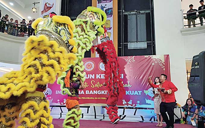 Penampilan atraksi barongsai pada perayaan Cap Go Meh di Mal Pekanbaru, Ahad (5/2/2023).