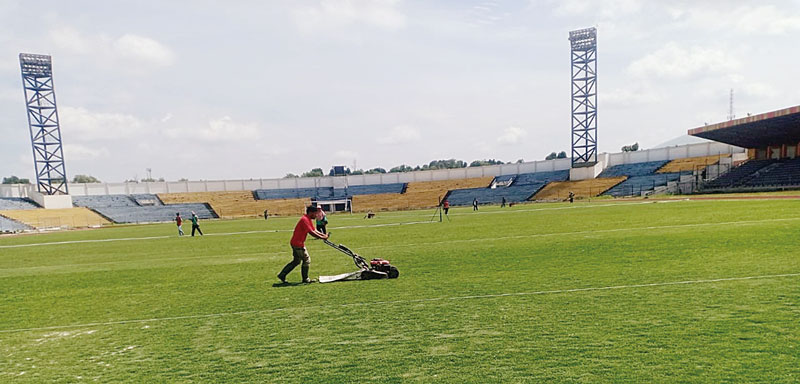 Seorang pekerja sedang memotong rumput Stadion Kaharuddin Nasution Rumbai, Selasa (29/8/2023). Pembenahan digesa menjelang diverifikasi PT LIB untuk Liga 2.