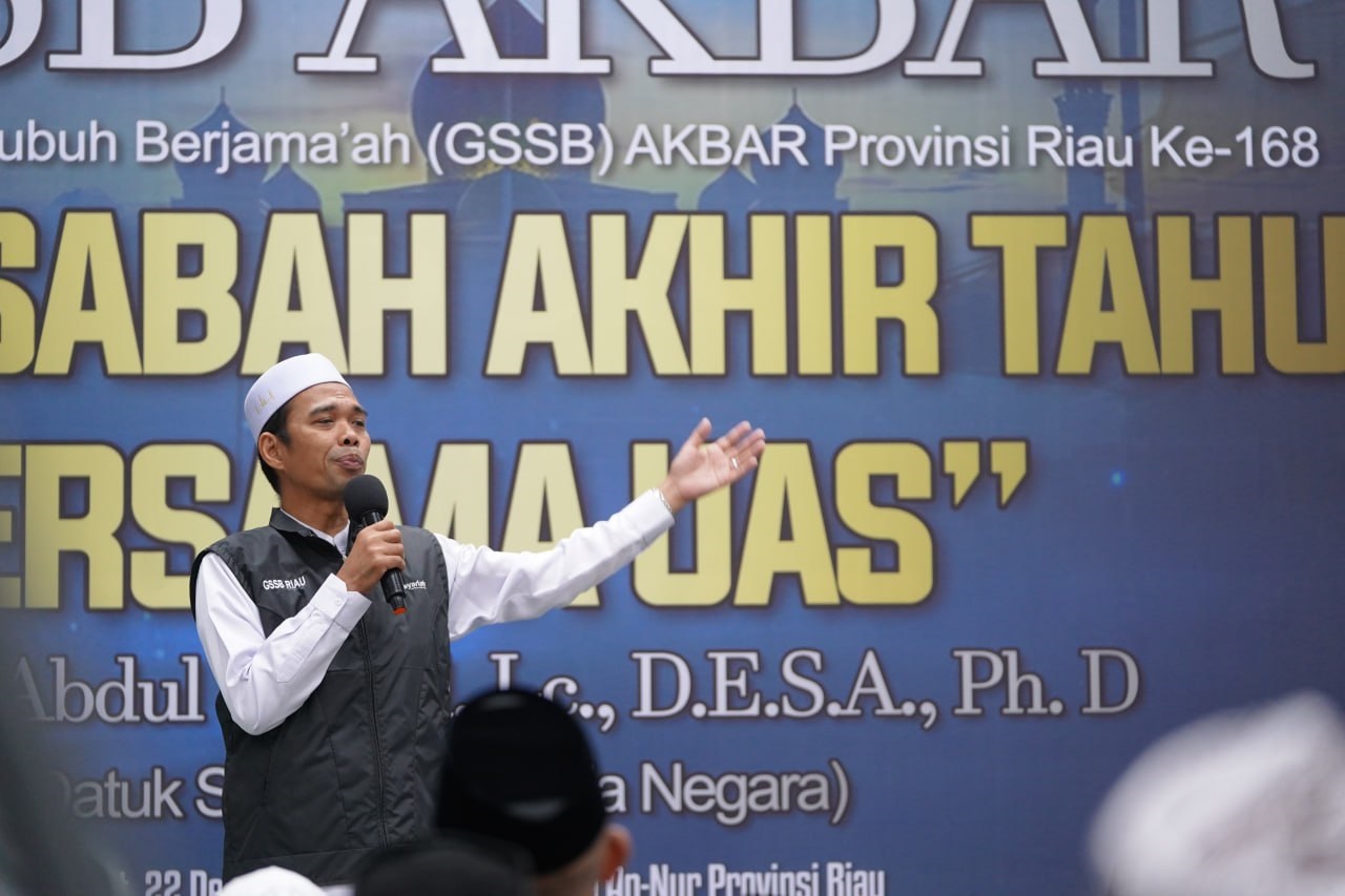 Ustaz Abdul Somad (UAS) saat meÂ­nyamÂ­paikan tausiah pada GSSB di Masjid Raya An-Nur Riau, Jumat (22/12/2023).