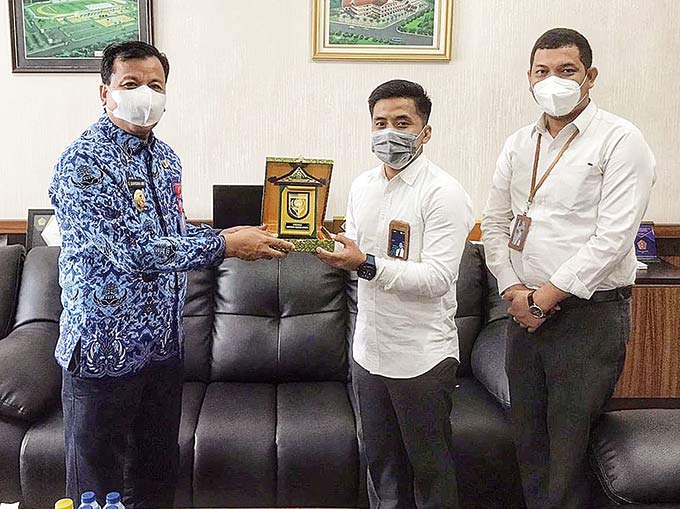 Manager Bagian Niaga dan Pemasaran, Tino Lala didampingi Manajer ULP Taluk Kuantan, David Ericson Sibarani serahkan piagam penghargaan kepada Plt Bupati Kuansing, Drs Suhardiman Amby Aku MM, Senin (17/1/2022).