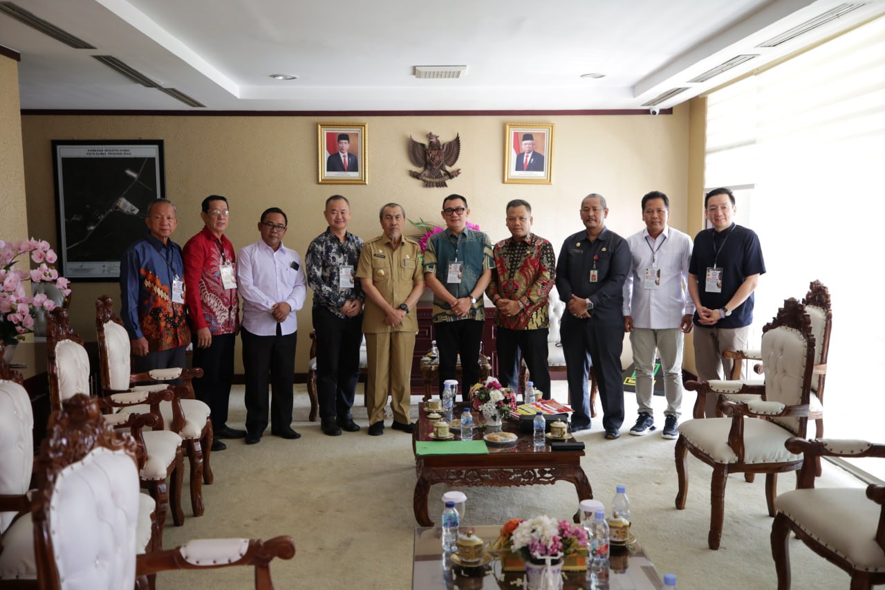 Pertemuan Gubri Syamsuar dengan panitia waisak di kantor Gubernur Riau, Senin (5/6/2023).