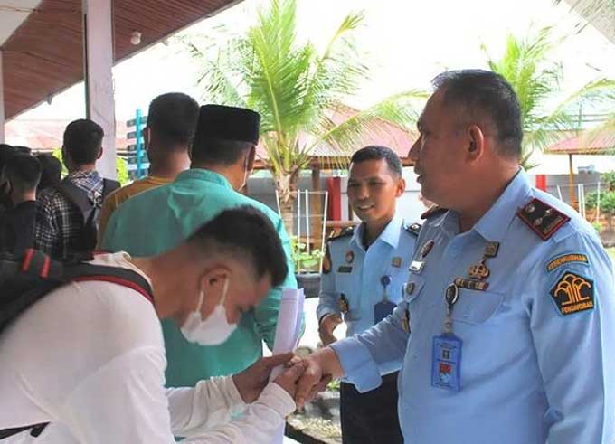 Warga Binaan yang menerima program asimilasi di Lapas Kelas II B Selatpanjang menyalami  Kalapas  Khairul Bahri Siregar, Selasa (31/1/2023).