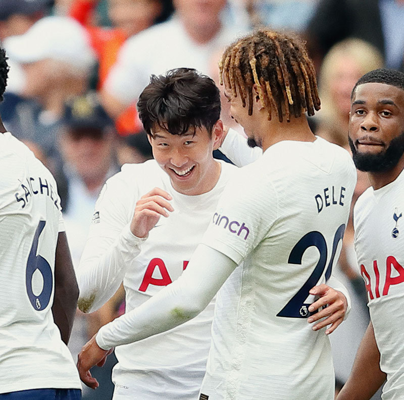 Penyerang Tottenham Hotspur asal Korea Selatan, Son Heung-Min, saat merayakan gol ke jala Watford dalam lanjutan Liga Inggris.