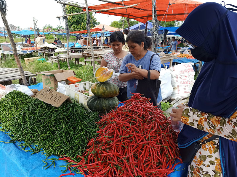 Pedagang dan pembeli di kawasan pasar kaget Jalan Pahlawan Kerja, Kecamatan Marpoyan Damai, Kota Pekanbaru tetap melakukan transaksi jual beli, Rabu (7/5/2020).(*1/MIRSHAL/RIAU POS)