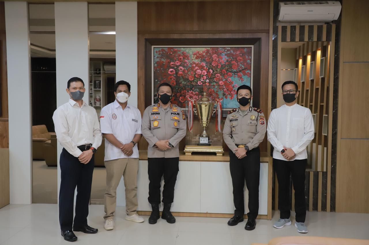 Kapolda Riau Irjen Pol Agung Setya Imam Effendi bersama Pengurus ISSI Riau berfoto bersama jelang Kejuaraan Sepeda Sport Piala Bergilir Kapolda Riau yang dilaksanakan di Siak, Jumat (17/12/2021).