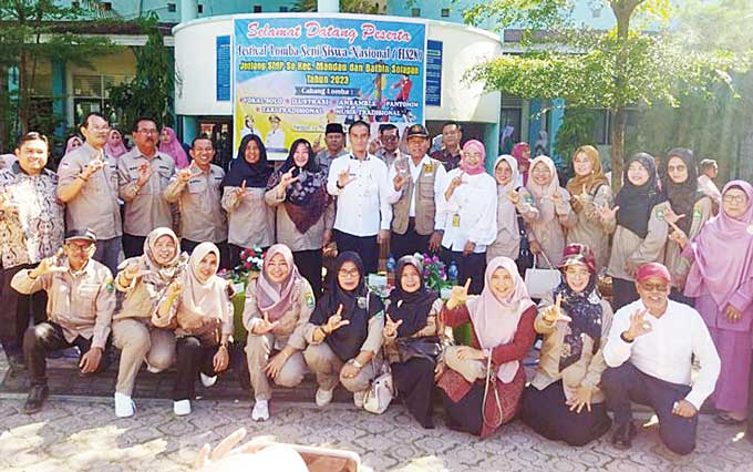 Para guru dan panitia foto bersama usai pembukaan O2SN dan FLSN  oleh Kadisdik Bengkalis Hadi, yang dipusatkan di halaman SMP Negeri 1 Mandau, Bengkalis, Rabu (24/5/2023).