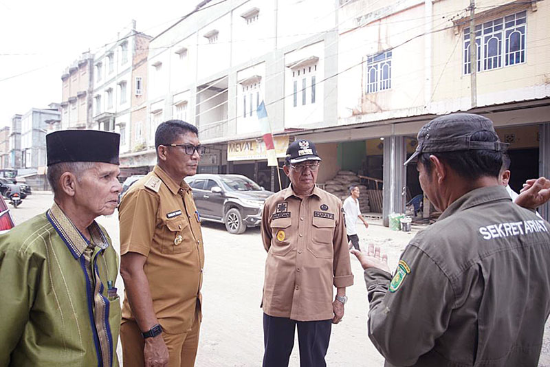 Bupati Inhil HM Wardan berbincang dengan Kepala Dinas PU Inhil Umar, di sela-sela meninjau pengerjaan ruas Jalan Pemda Kotabaru Seberida, Ahad (1/10/2023).