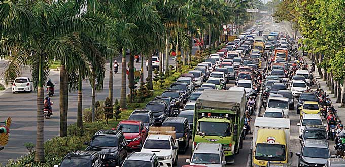 Kepadatan kendaraan terjadi di ruas Jalan Jenderal Sudirman yang tengah dilakukan pengerjaan pelebaran proyek penataan, Selasa (7/2/2023) sore. Proyek penataan ulang meliputi pelebaran jalan di depan Bandar Seni Raja Ali Haji, depan Gelanggang remaja, pel