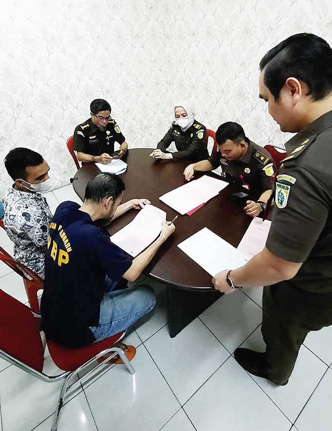 Salah seorang tersangka korupsi kredit topengan yang diperkirakan merugikan negara  Rp31,8 miliar sedang menjalani proses Tahap II,  Selasa (4/4/2023).