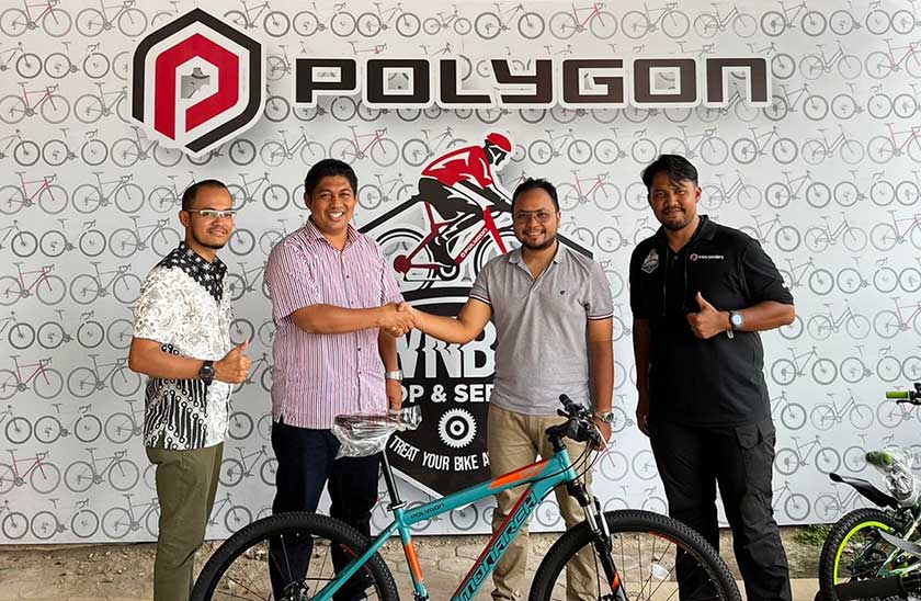 Owner Ownbike Hanafi Auzar (dua kanan) mewakili produsen Polygon menyerahkan sepeda kepada Ketua Panitia Gowes Merdeka 2022 Lismar Sumirat (dua kiri) didampingi Bendahara Hendro Kusbianto (kiri) di Toko Ownbike Cycle Panam, Jalan HR Soebrantas, Senin (16/