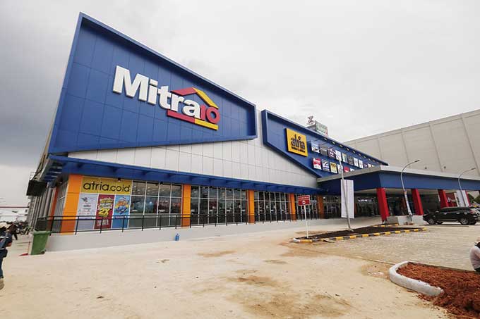 Gedung Mitra10 yang berada di Jalan Soekarno-Hatta Pekanbaru terlihat megah. Foto diambil Rabu (19/1/2022).