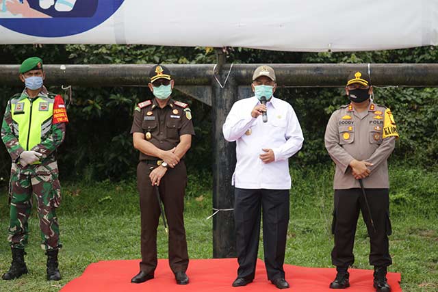 Bupati Siak Drs H Alfedri menyampaikan sambutan saat peluncuran new normal Siak di bundaran Jembatan Tengku Agung Sultanah Latifah, Rabu (17/6/2020). Monang Lubis/Riau Pos