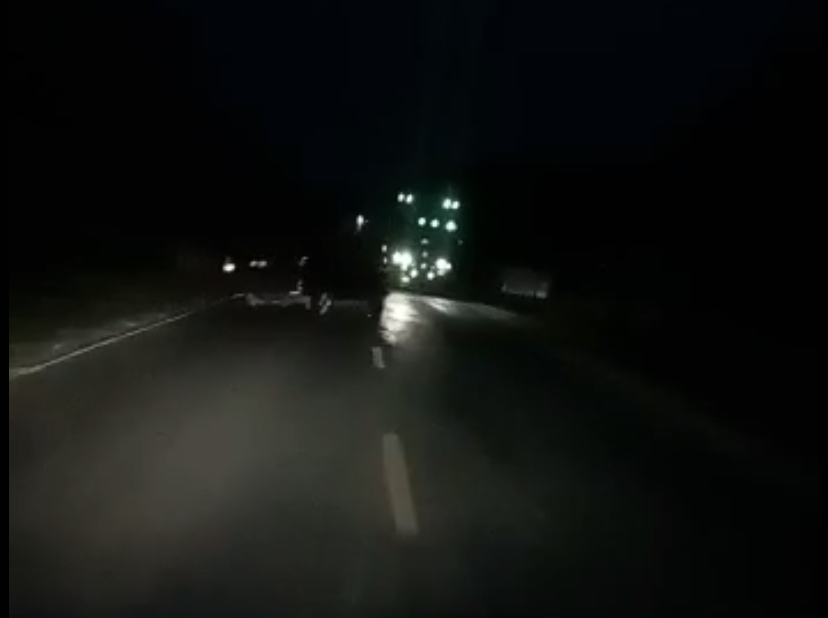 Tangkapan layar detik-detik sebelum minibus oleng ke kanan dan menabrak truk yang melaju dari arah berlawanan.