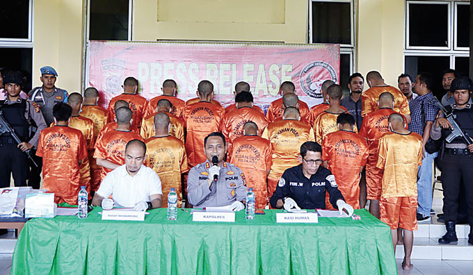 Kapolres Kuansing AKBP Pangucap Priyo Soegito SIK SH didampingi Kasat Res Narkoba Iptu Novris H Simanjuntak dan Kasi Humas AKP Feri Wardi saat jumpa pers menyampaikan press release di Mapolres Kuansing, Rabu (24/3/2023).