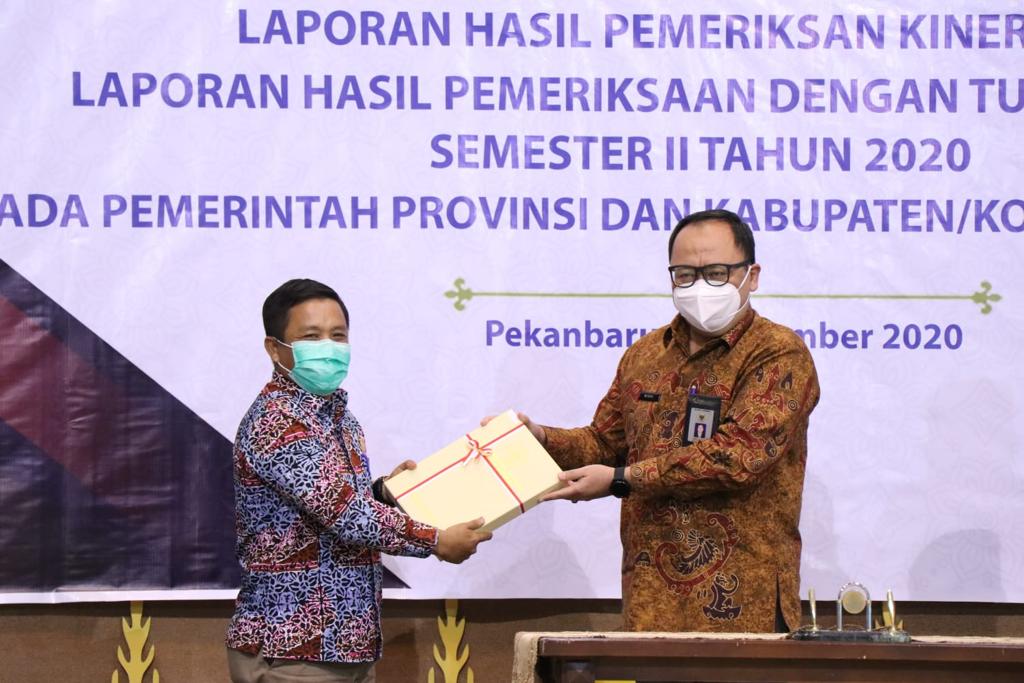 Ketua DPRD Siak H Azmi menerima LHP Pemeriksaan Kepatuhan atas Pengelolaan Kegiatan Operasional BUMD migas tahun 2018 sampai 2020 pada PT Bumi Siak Pusako dari dari Kepala BPK Perwakilan Provinsi Riau Widhi Widayat, auditorium Kantor BPK Perwakilan Provin