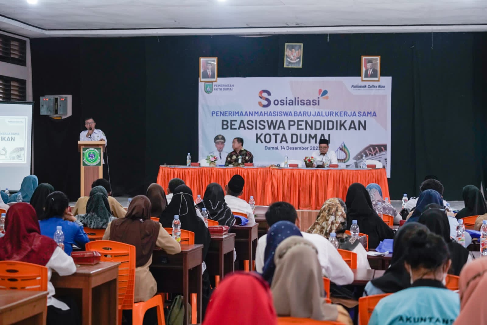 Direktur PCR Dr Dadang Syarif Sihabudin Sahid, SSi MSc memberikan sambutan pada sosialisasi penerimaan mahasiswa baru jalur kerja sama Beasiswa Pendidikan Kota Dumai di SMKN 1 Dumai, Rabu (14/12/2022).