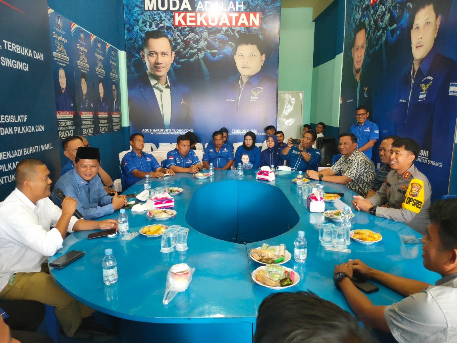 Pengurus DPC Partai Demokrat Kuansing berdialog dengan Kapolres Kuansing, AKBP Rendra Oktha Dinata SIK MSi di Kantor Demokrat, Jumat (17/2/2023).