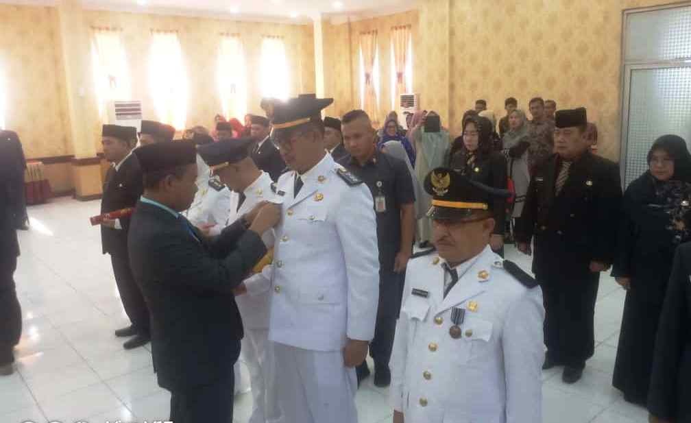 Wabup Rohil H Sulaiman memasangkan tanda pangkat pada pejabat yang dilantik di Aula BPKAD Rohil di Bagansiapiapi, Kamis (6/4/2023).