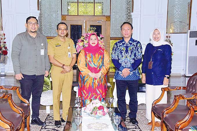 Bupati Bengkalis Kasmarni foto bersama usai pelaksanaan audiensi bersama BPJS Ketenagakerjaan Cabang Duri, Selasa (28/3/2023).