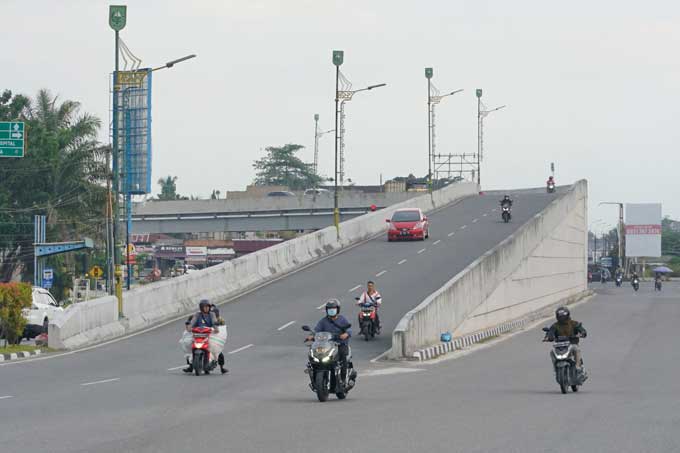 Kendaraan roda dua melintas di atas jalan layang (fly over) Pasar Pagi Arengka, Selasa (7/12/2021). Dinas Perhubungan Kota Pekanbaru berencana melarang kendaraan roda dua melintas di atas jalan layang tersebut.