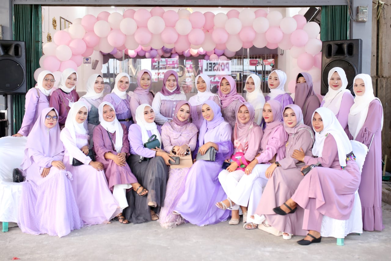 Owner Distributor MS Glow Perawang, Rani Prabawati SPsi foto bersama dengan seller dan member distributor MS Glow usai grand opening, Rabu (30/6/2021).
