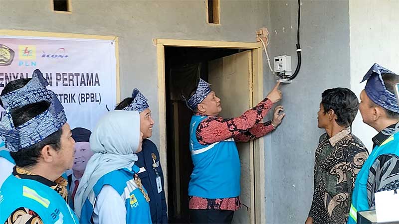 Anggota Komisi VII DPR RI Nurzahedi didampingi Direktur Teknik dan Lingkungan Ketenagalistrikan Kementerian ESDM Nugroho saat acara peresmian dan penyalaan pertama Program BPBL Provinsi Riau di Desa Tanjung Bungo, Kecamatan Kampa, Kabupaten Kampar, Jumat