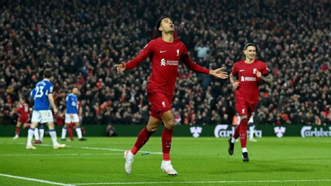 Cody Gakpo melakukan selebrasi usai mencetak gol pertamanya bagi Liverpool saat mengalahkan Everton 2-0 dalam lanjutan Liga Inggris di Anfield, Selasa (14/2/2023) dini hari WIB.
