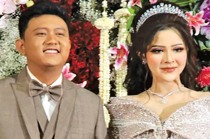 Denny Caknan menggelar resepsi pernikahannya dengan Bella Bonita di gedung cagar budaya Kepatihan Ngawi.
