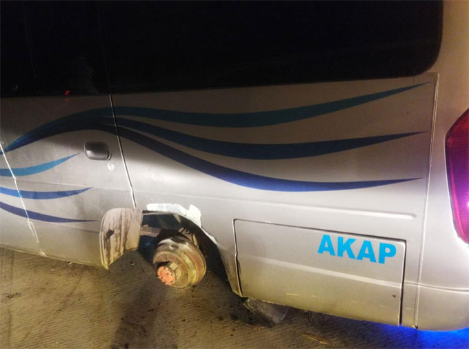 As ban belakang mobil mini bus yang patah saat melaju di ruas Tol Pekanbaru-Bangkinang, Kamis (24/12/2022).